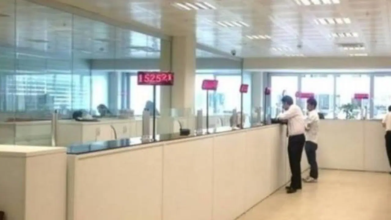 Latest Development: Are banks open tomorrow, until what time? Are banks open on Wednesday, July 15? (Detail)