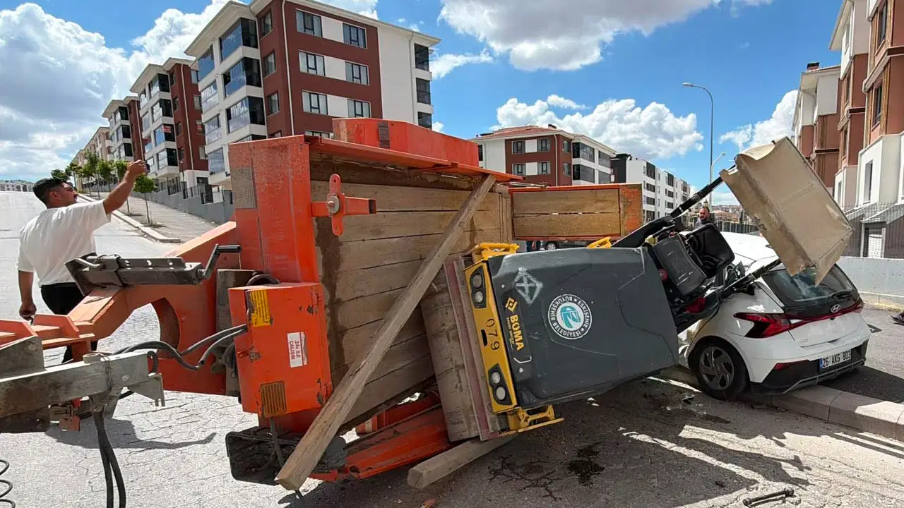 2.7-ton trailer loaded with cylinders crashed into a driving school vehicle: 2 injured: Here are the Details