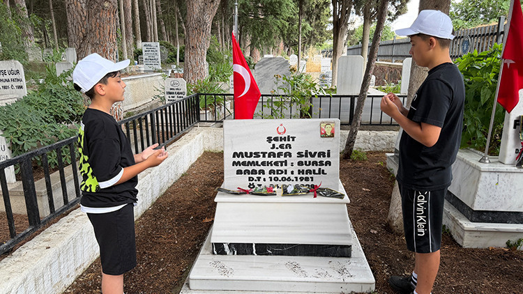 Great loyalty from little hearts in Bursa: They cleaned the martyrs' cemetery and decorated it with roses and Latest Developments