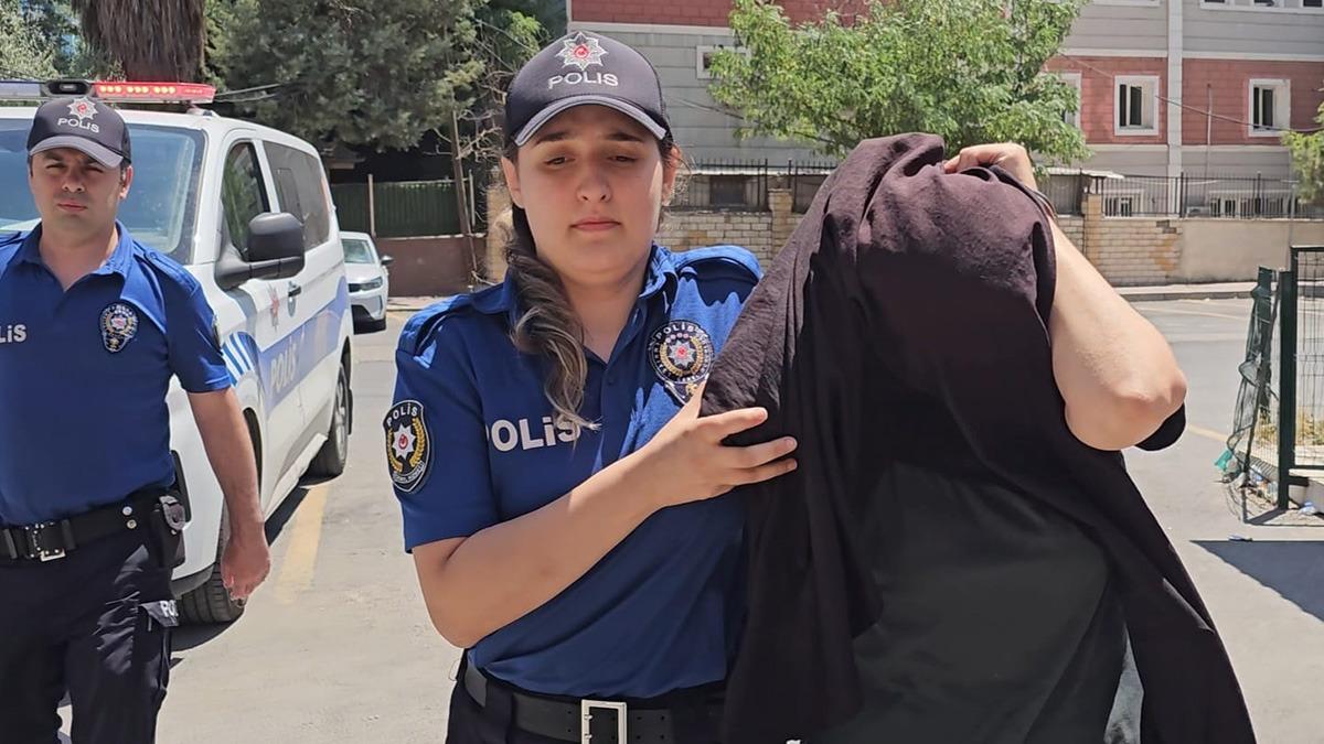 She tried to kidnap a baby from the hospital by wearing a nurse's uniform! (Detail)