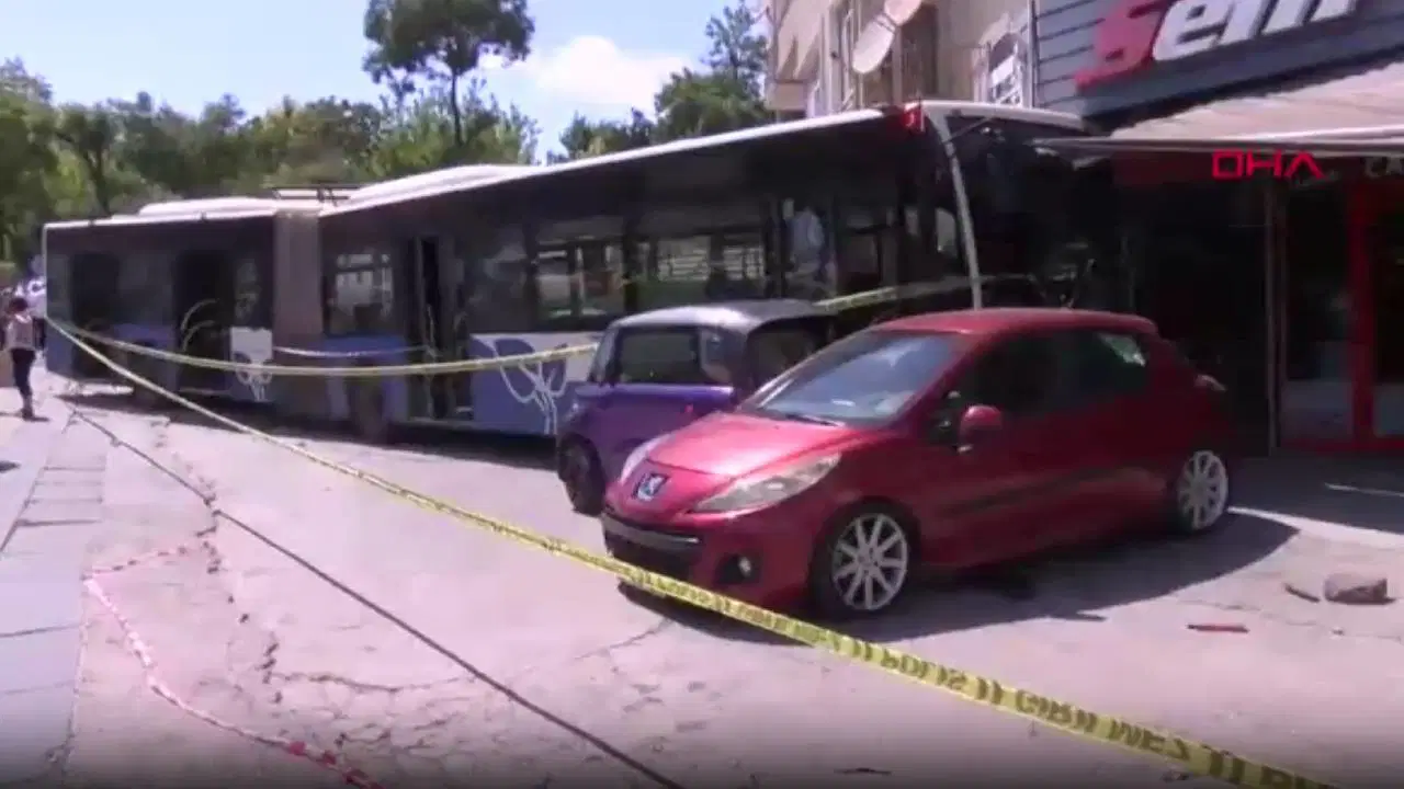 Latest Development: Terrible accident in Ankara... The bus entered the workplace: There are injured people and Latest Developments