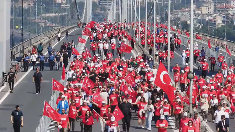 Hot Development: A message from Istanbul to the world on the 10th anniversary of July 15! Remarkable images: Thousands of citizens marched