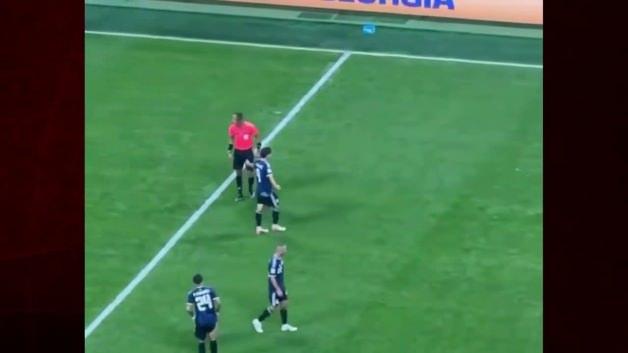 The moments when the referee of the England-Argentina match, Ismail Elfath, prostrated himself at the end of the match! (Detail)