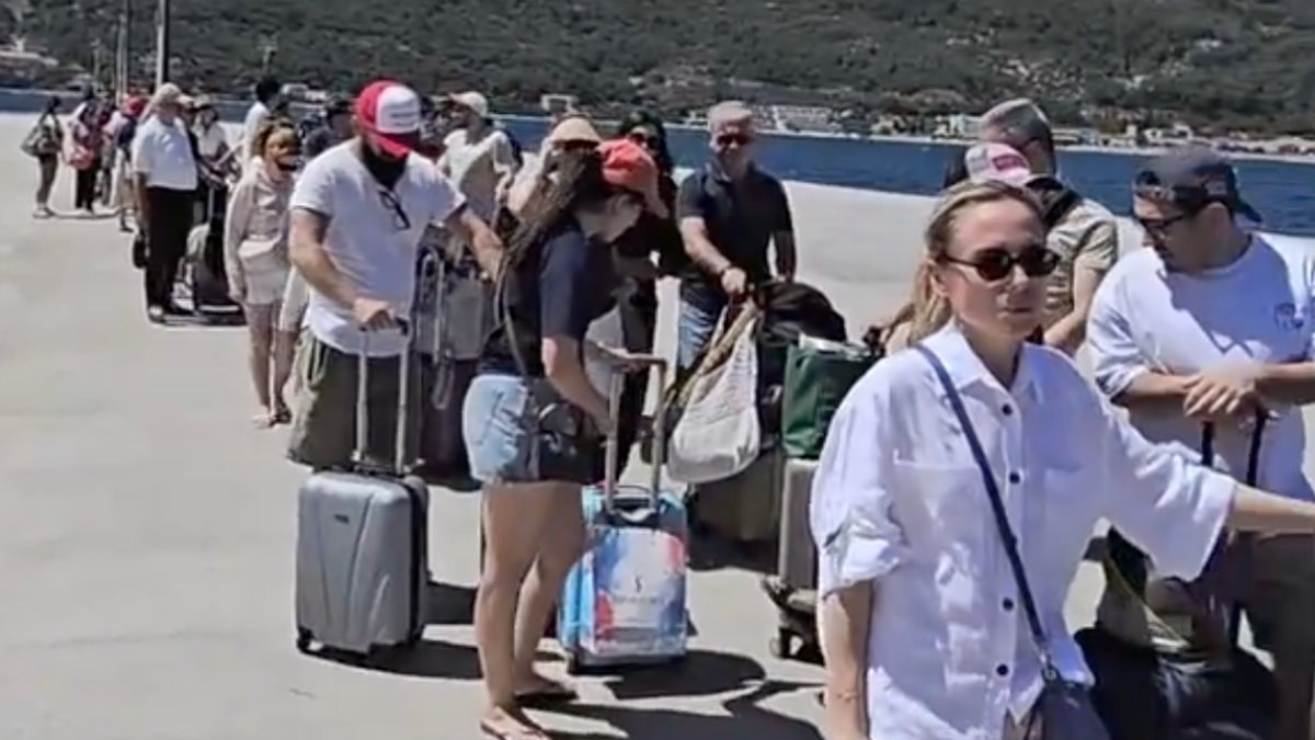 Agenda - Passport queue on the Greek island: They wait for hours in hot weather: Here are the Details