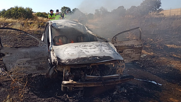 Latest Development: Traffic accident in Balıkesir! The flames from the burning car spread to the grassy area; 4 injured and Latest Developments