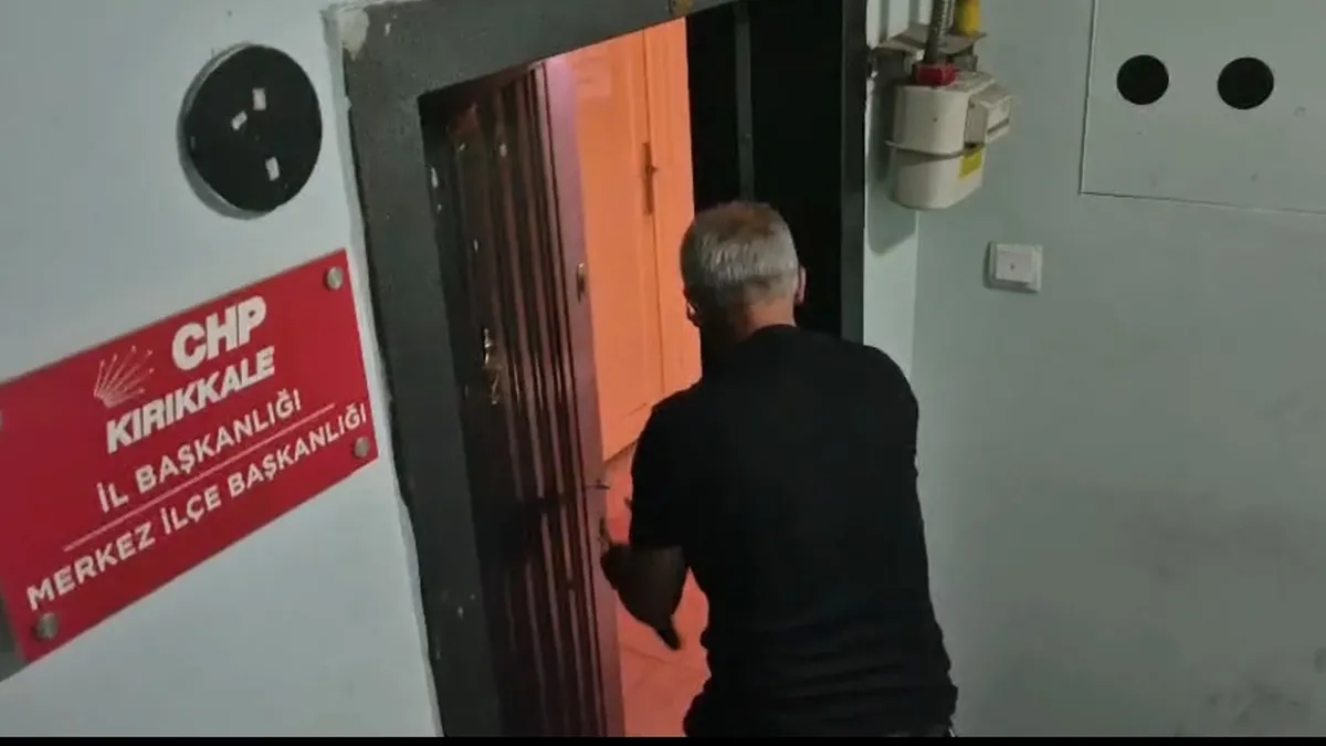Hot Development: Key crisis in CHP! The new president entered the party building with a locksmith (Details)