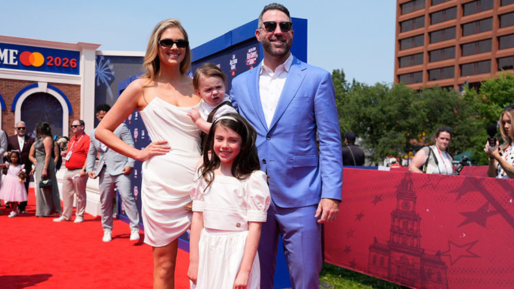 The blonde star of the podium had left her profession when she got married... There are now four people in their pose of happiness: Here are the Details