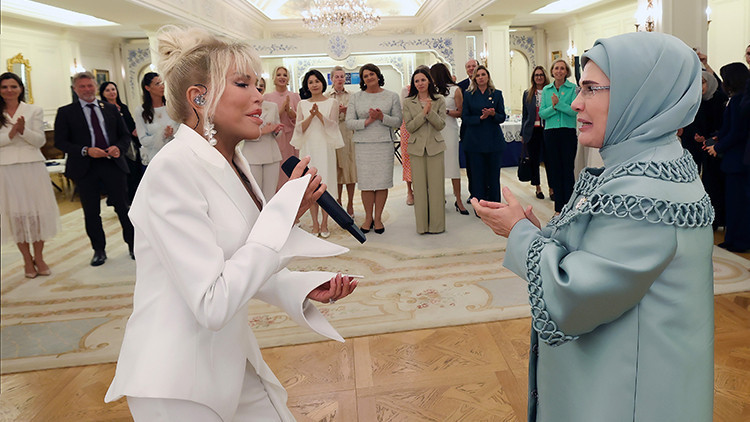 Ayrıntılar Netleşti: Süperstar Ajda Pekkan, şarkılarını First Lady’ler için söyledi (Detaylar) | İşte Tüm Ayrı