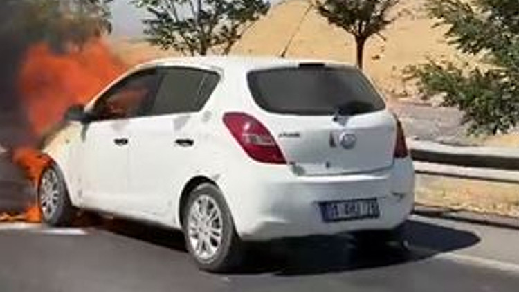 Son Gelişme: Mardin'de seyir halindeki otomobil alev aldı! Araç kullanılamaz hale geldi: İşte Ayrıntılar