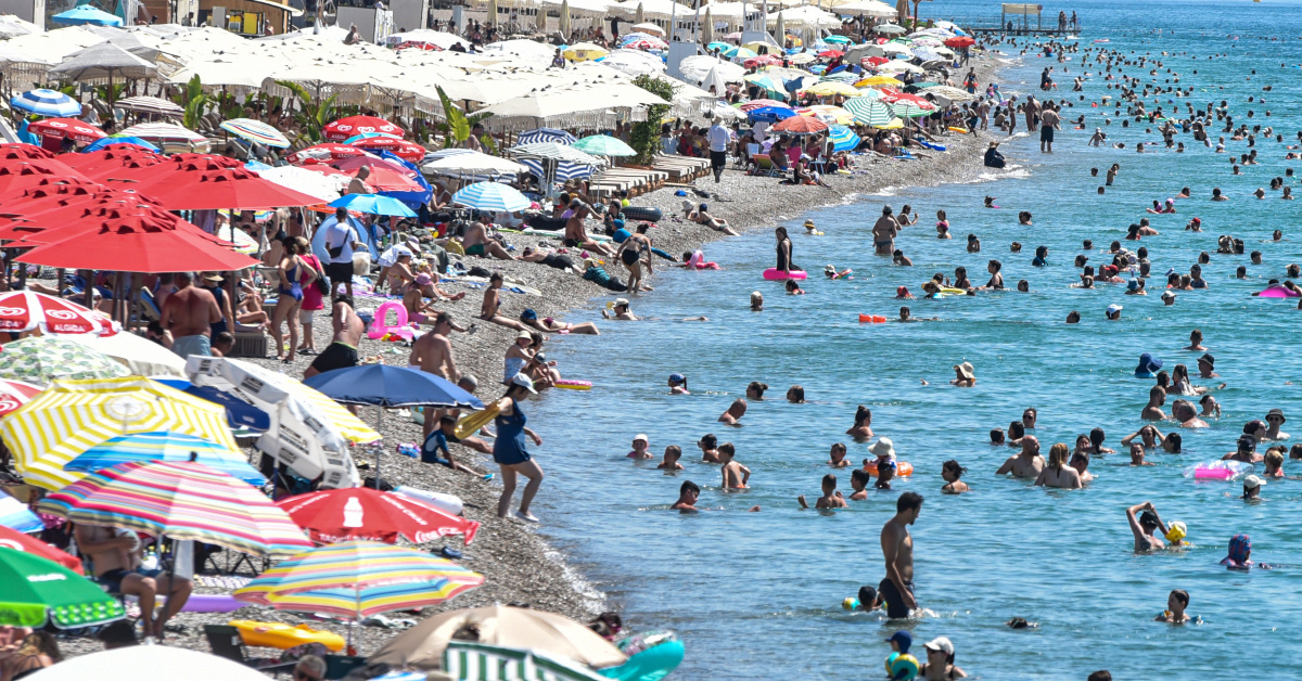 Gündemden Son Bilgiler: Antalya termometreyi zorluyor! 40'a yükselen sıcaklıkta vatandaşlar sahile akın etti v