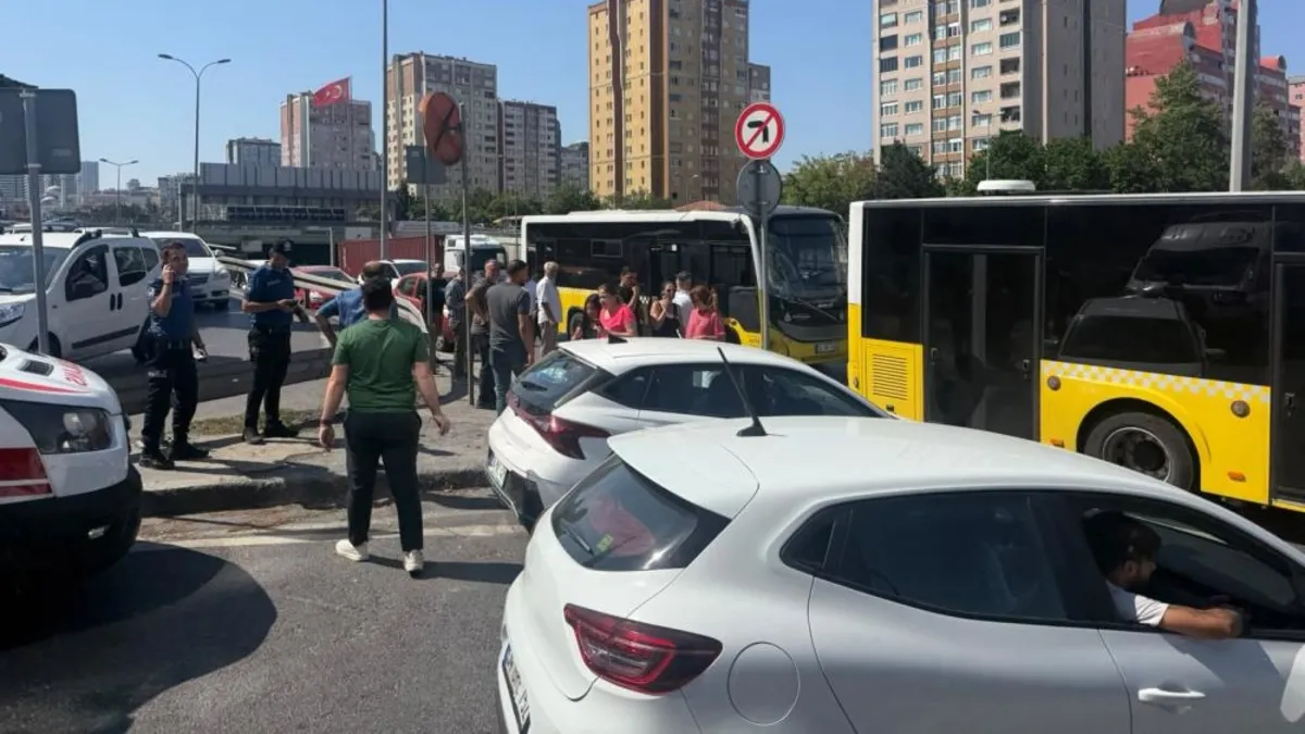 İstanbul Beylikdüzü'nde 2 İETT otobüsü çarpıştı: 2 kişi yaralandı! (Detaylar) | İşte Tüm Ayrıntılar