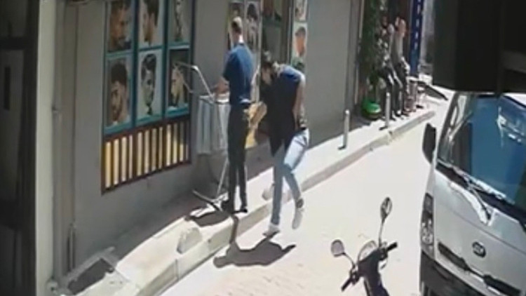Son Gelişme: Son Gelişme: Saç kesimini beğenmedi günlerce izlediği berberi iş yerinin önünde bıçakladı