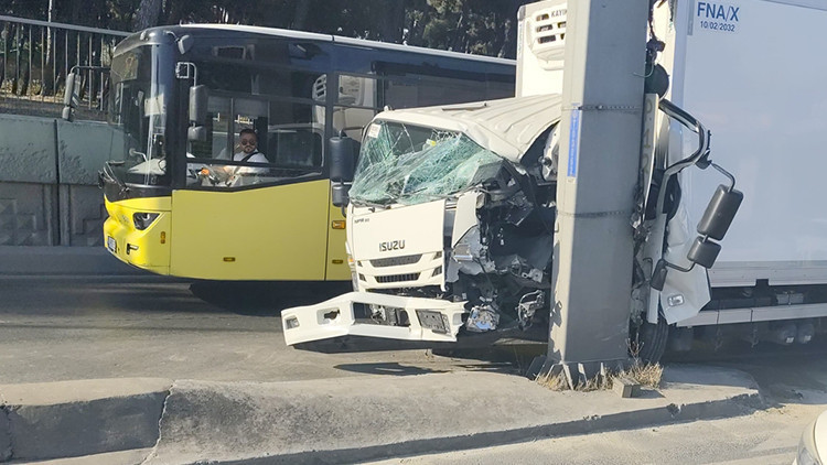 Gündemden Son Bilgiler: Bahçelievler D-100'de yön direğine çarpan kamyonetin sürücüsü yaralandı ve Son Gelişme