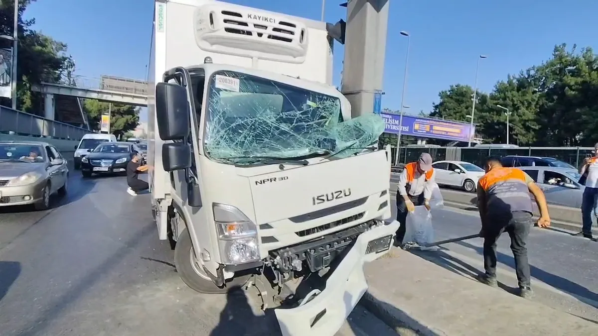 Son Gelişme: Bahçelievler D-100'de korkutan kaza: Kamyonet direğe saplandı! 1 yaralı: Gelişmeler Takip Ediliyo