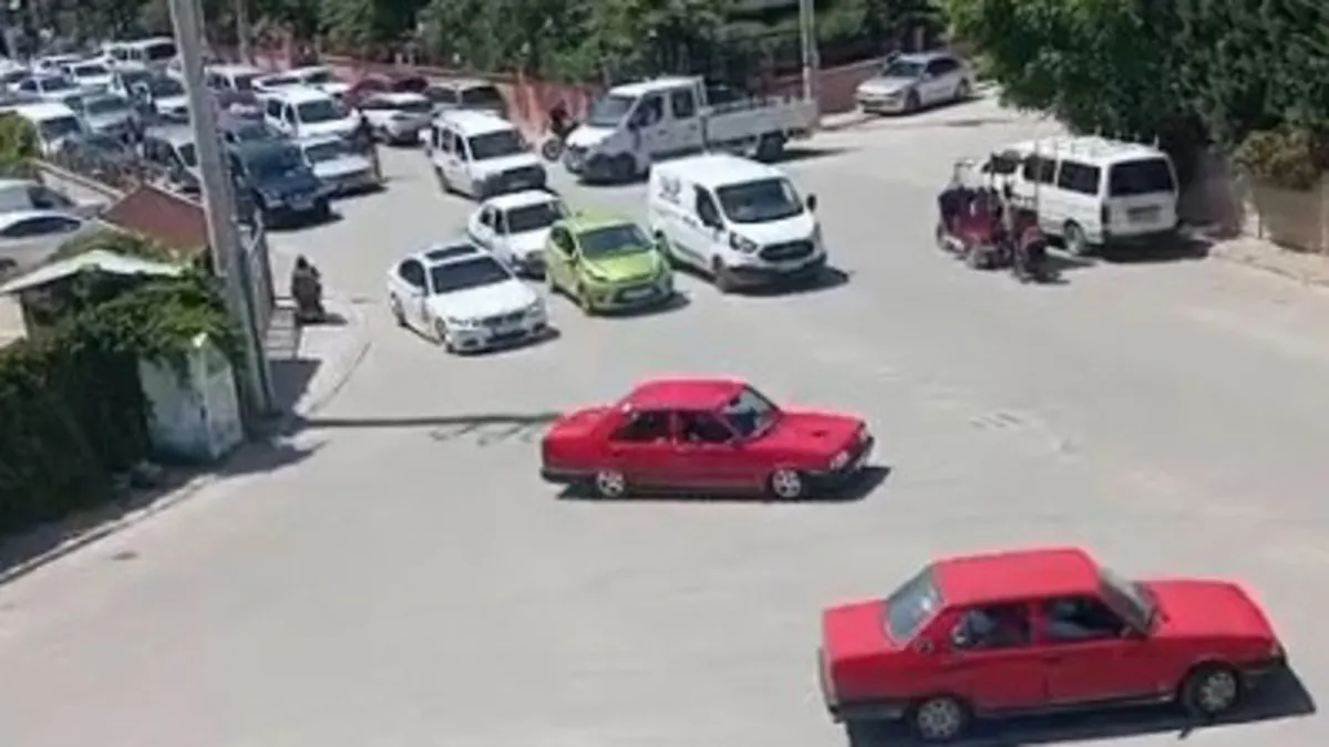 Gündemden Son Bilgiler: Analiz | Konya'da utanmazlar pes dedirtti: Trafik magandası ambulansın geçişine izin v