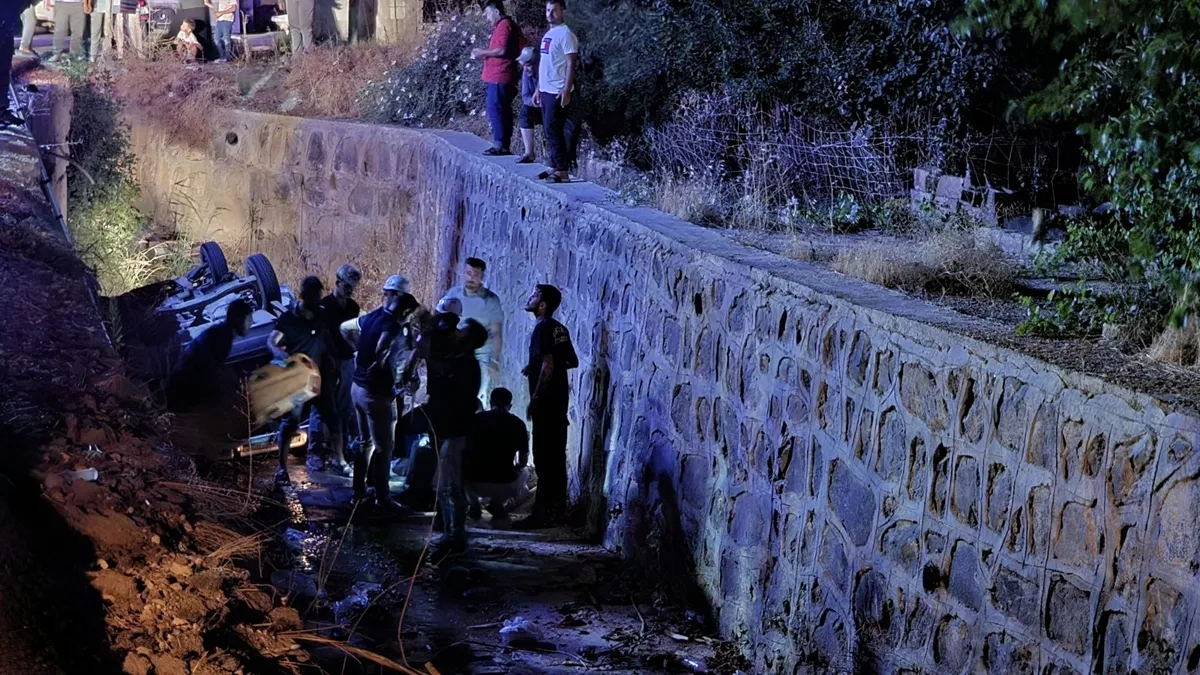 Kritik Açıklama: Analiz | Şanlıurfa'da otomobil tahliye kanalına Gerileme Kaydetti! 4 yaralı: İşte Ayrıntılar