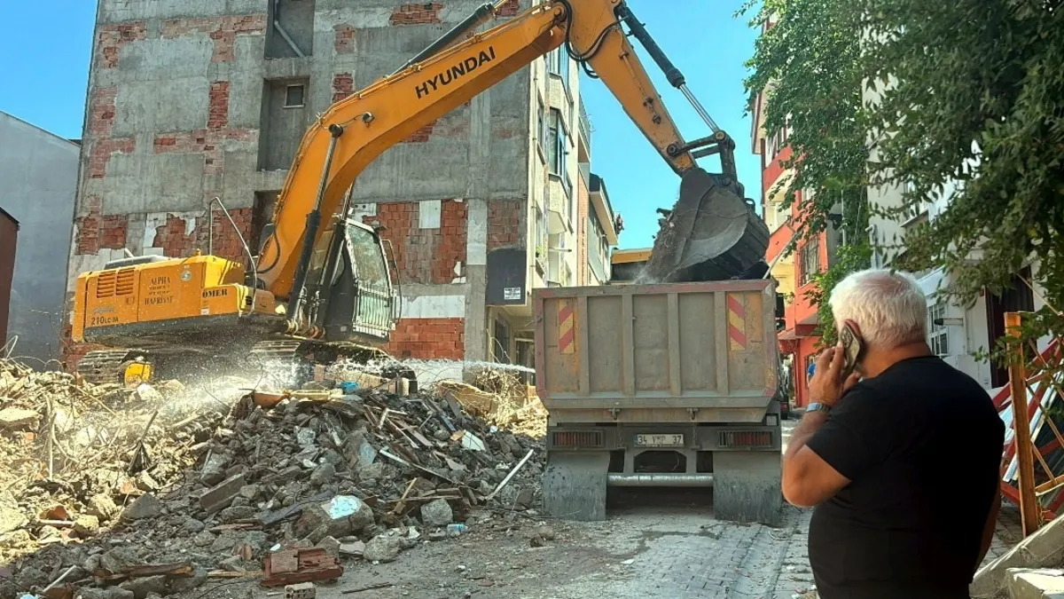 Kağıthane'de kontrolsüz yıkım! Molozlar çevredeki binalara hasar verdi (Detaylar) | İşte Tüm Ayrıntılar