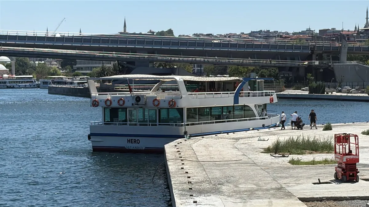 Gündemden Son Bilgiler: Son Gelişme: Haliç'te tur teknesi köprü ayağına çarptı! Personelin cansız bedenine 8 s