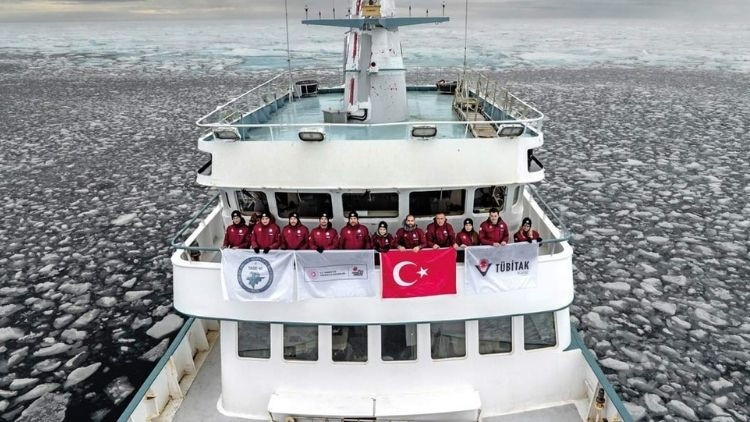 Sıcak Gündem: Türk araştırmacılar deniz buzunda: Gelişmeler Takip Ediliyor