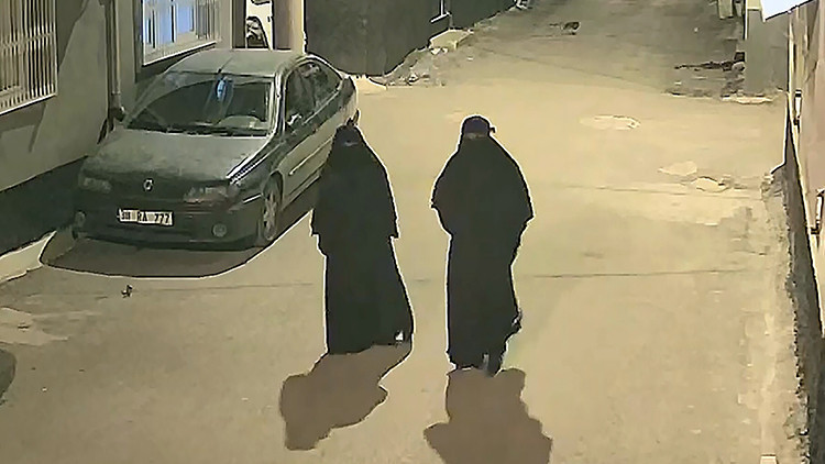 Gündemden Son Bilgiler: Adana'da çarşaf giyip ev soyan hırsızlar kamerada! Saklandıkları adreste yakalandılar