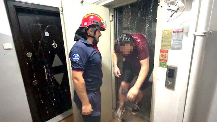 Son Gelişme: Son Gelişme: Söktüğü su saati binayı su altında bıraktı! Vanayı kapatmaya çalışırken asansörde ma
