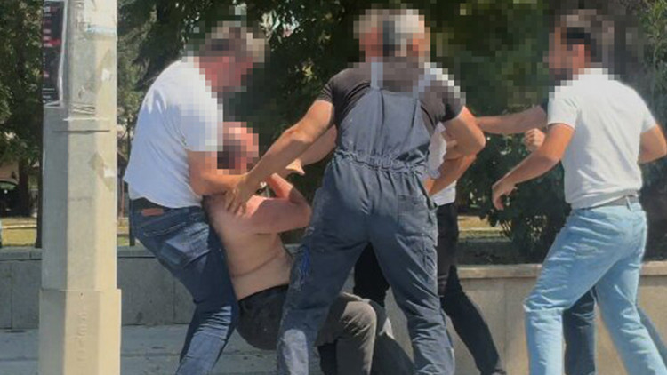 Düzce'de AVM önündeki darp anı kamerada: 4 şüpheli Gözaltında