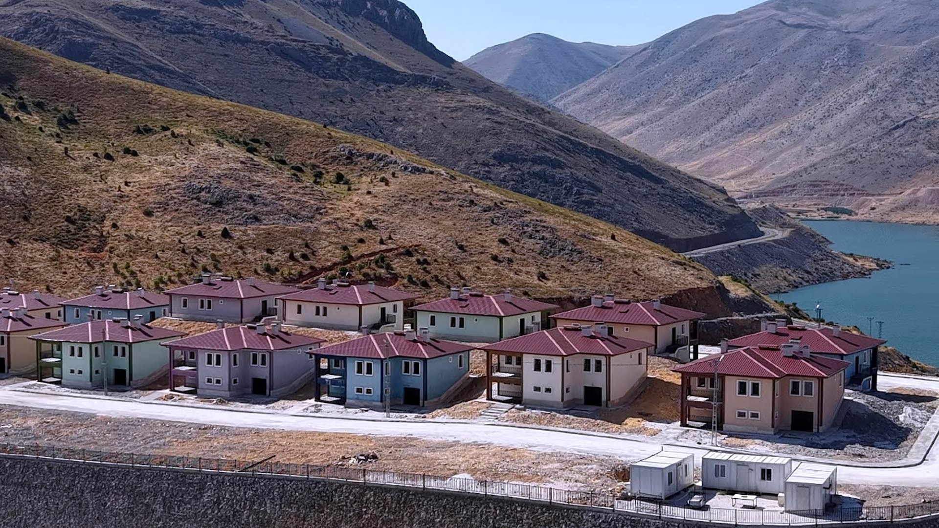 Gündemden Son Bilgiler: Bakan Kurum, Adıyaman'da inşa edilen köy evlerini paylaştı (Detaylar) - Son Dakika Bil