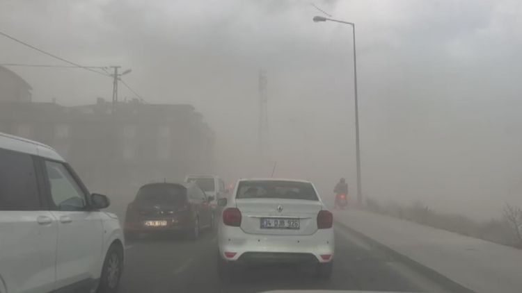 Kritik Açıklama: İstanbul'da şiddetli fırtına… Meteoroloji uyarmıştı, kara bulutlar bir anda çöktü - Son Dakik