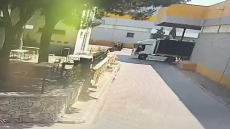 Ayrıntılar Netleşti: İzmir’de TIR ile çarpışan forkliftin kadın sürücüsü öldü: İşte Ayrıntılar - Son Dakika Bi