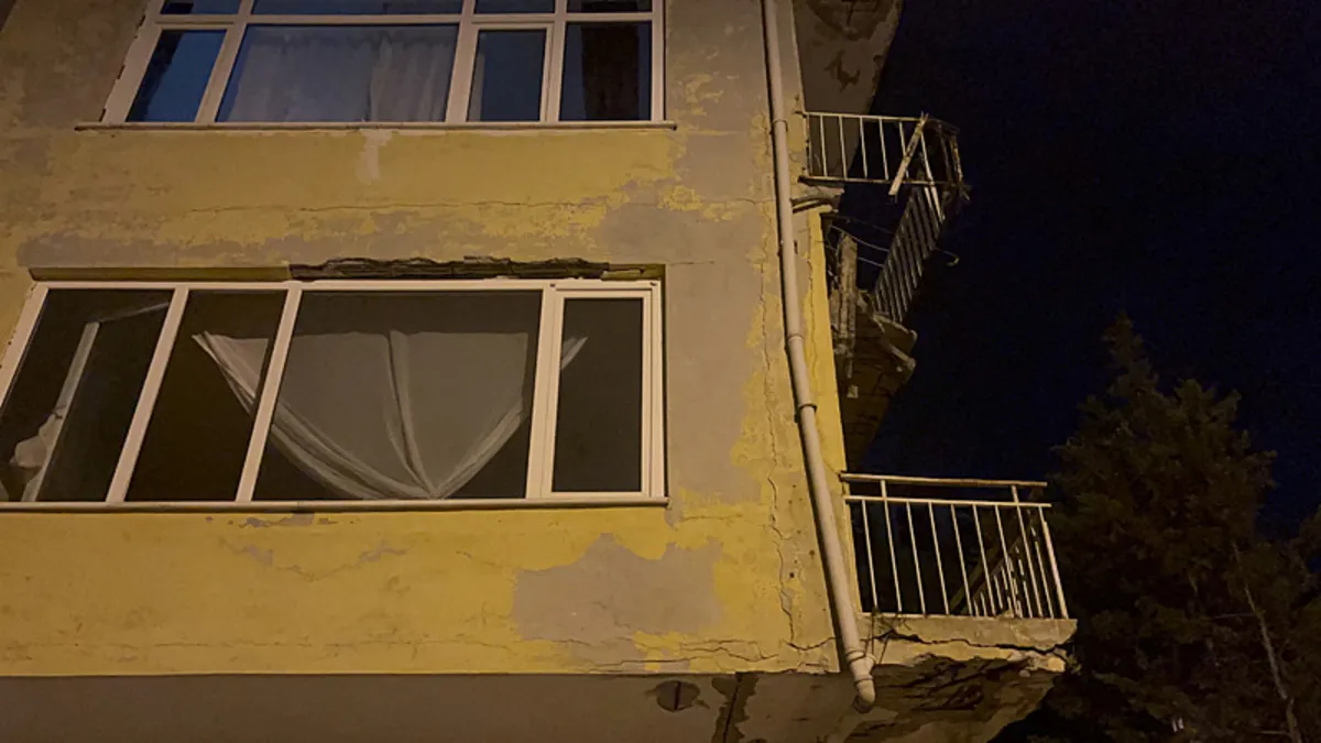 Üsküdar'da 4 katlı binanın balkonunda çökme: Vatandaşlar tahliye edildi: İşte Ayrıntılar ve Merak Edilenler