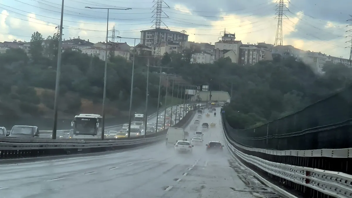 Ayrıntılar Netleşti: İstanbul güne yağmurla uyandı, sıcak hava yerini serin havaya bıraktı: İşte Ayrıntılar ve