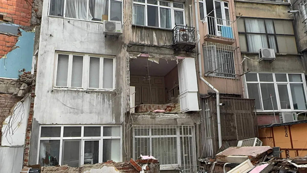 Gündemden Son Bilgiler: Son Gelişme: Şişli’de binanın duvarı çöktü: Vatandaşlar panik yaşadı! “Deprem oldu zan