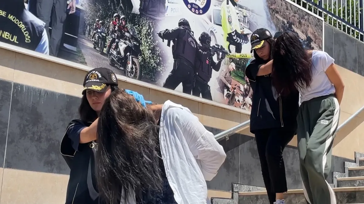 Son Gelişme: Son Gelişme: Beşiktaş’ta kapı kapı dolaşan hırsızlık çetesine suçüstü: 205 suç kayıtlı 3 kadın ha