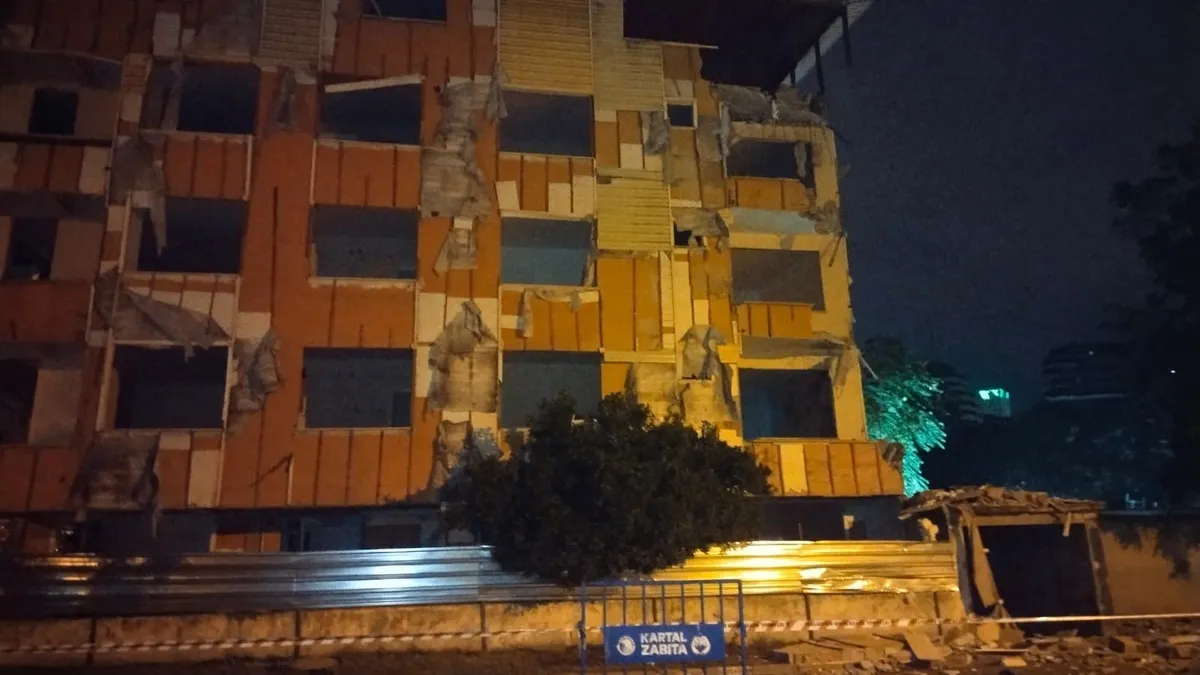 Gündemden Son Bilgiler: Kartal’da tahliye edilen 5 katlı binanın parçaları arabaların üstüne Gerileme Kaydetti