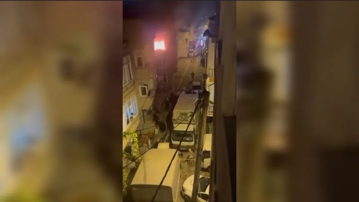 Gündemden Son Bilgiler: Küçükçekmece’de alevler metruk binayı sardı: İşte Ayrıntılar - Son Dakika Bilgileri