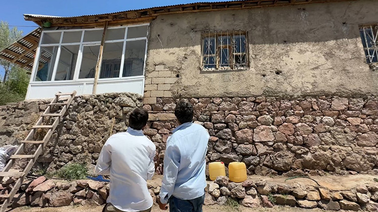 Sıcak Gündem: Hakkari’deki Aşağıolukbaşı köyünde yılan istilası: Özmen ailesi kendi evine adım atamaz oldu ve