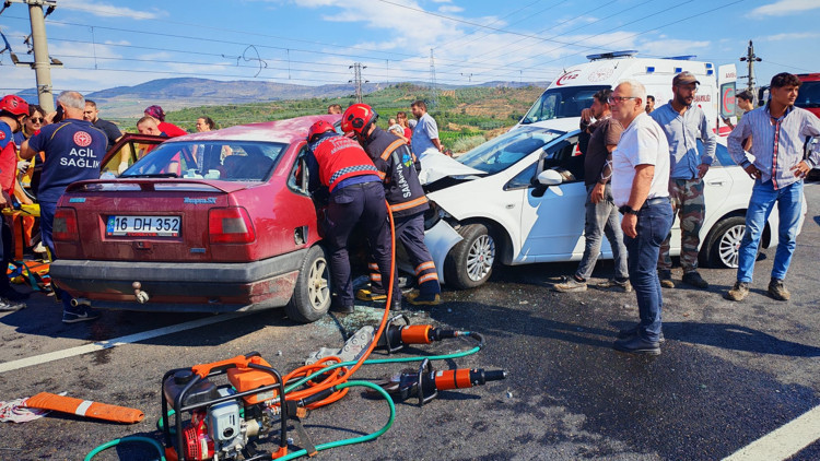 Son Gelişme: Analiz | Sakarya’da 2 otomobil çarpıştı 1’i ağır 7 yaralı ve Son Gelişmeler - Son Dakika Bilgiler