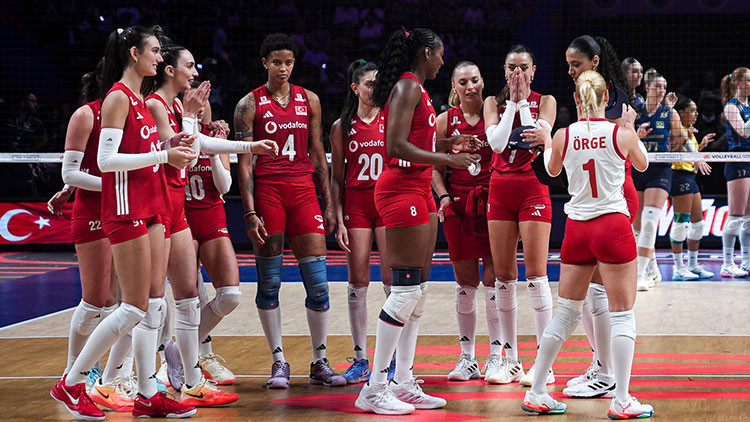 Ayrıntılar Netleşti: Bakan Bak, Milletler Ligi şampiyonu A Milli Kadın Voleybol Takımı'nı kutladı (Detaylar) |