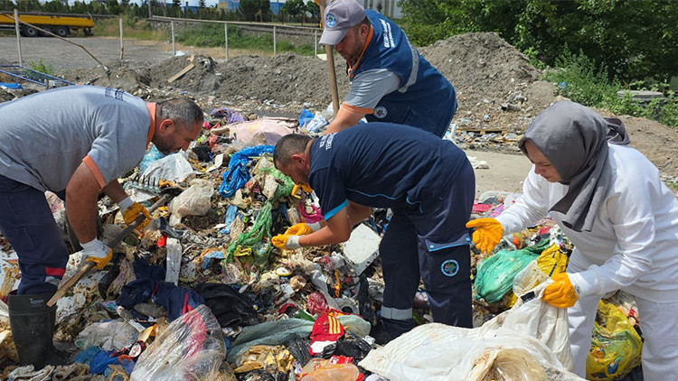 Ayrıntılar Netleşti: Altın dolu çantayı yol kenarına bırakıp gitti, döndüğünde hayatının şokunu yaşadı!: İşte