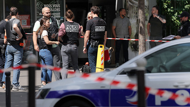 Son Gelişme: Paris'te bıçaklı saldırgan dehşet saçtı: İzindeki polis felaketi önledi ve Son Gelişmeler: Gelişm