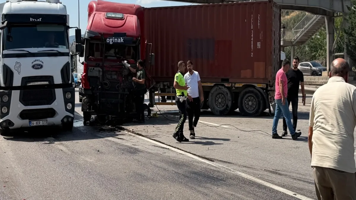 Son Gelişme: Son Gelişme: Kocaeli'nde D-100 kara yolunda TIR kazası: Ulaşım 1,5 saat durdu: İşte Ayrıntılar