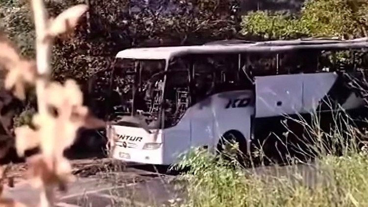 Gündemden Son Bilgiler: Mersin'de seyir halindeki yolcu otobüsü yandı; araç kullanılamaz hale geldi ve Son Gel