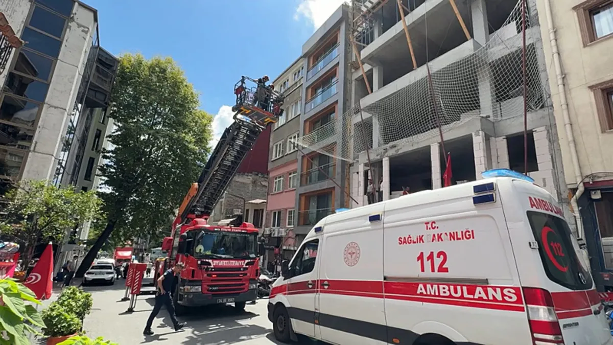 Beyoğlu'nda bina çatısında çıplak turist alarmı: İntihar sandılar gerçek başka çıktı! ve Merak Edilenler