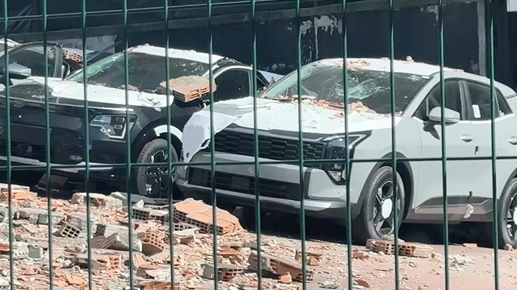 Son Gelişme: İstanbul'daki otomobil bayinde şok görüntü! 12 adet sıfır araçta hasar oluştu: Zarar 30 milyon li