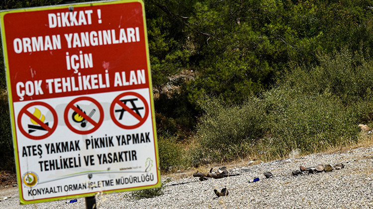 Ayrıntılar Netleşti: Antalya'da uyarı tabelasının dibinde mangal yaktılar: Cezalara da yasağa da aldırmadılar