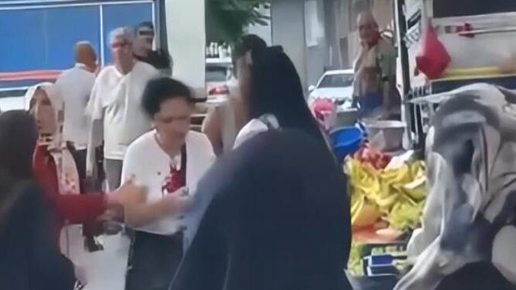 Ayrıntılar Netleşti: Son Gelişme: Beyoğlu'nda semt pazarında 'ürün seçme' kavgası: Kadını başından yaralayan e
