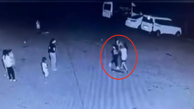 Ayrıntılar Netleşti: Site bahçesinde 11 yaşındaki çocuğa tekme, yumruk ve tokatlı saldırı kamerada ve Merak Ed