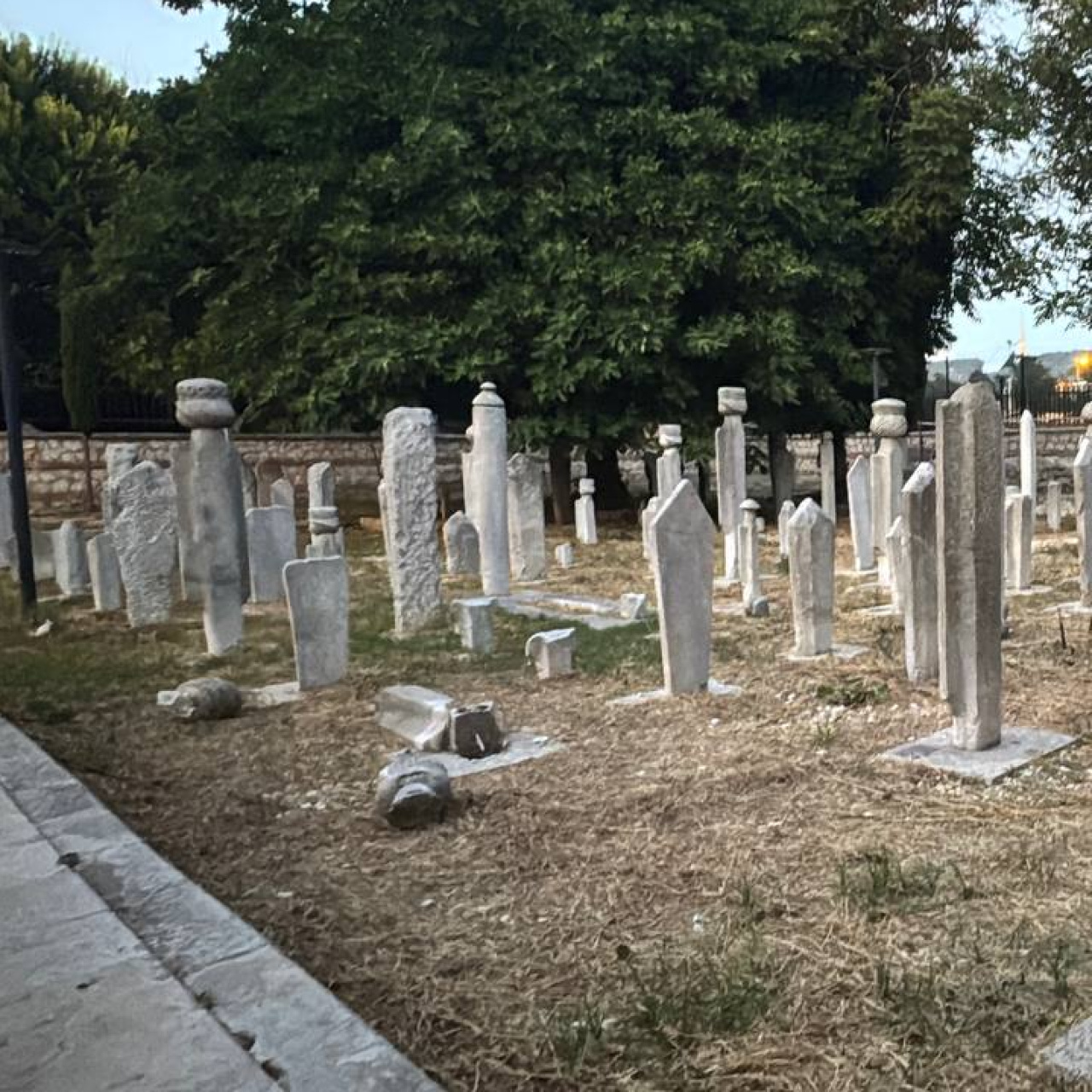 Gündemden Son Bilgiler: Tarihi hazirede mezar taşları tahrip edildi | İşte Tüm Ayrıntılar