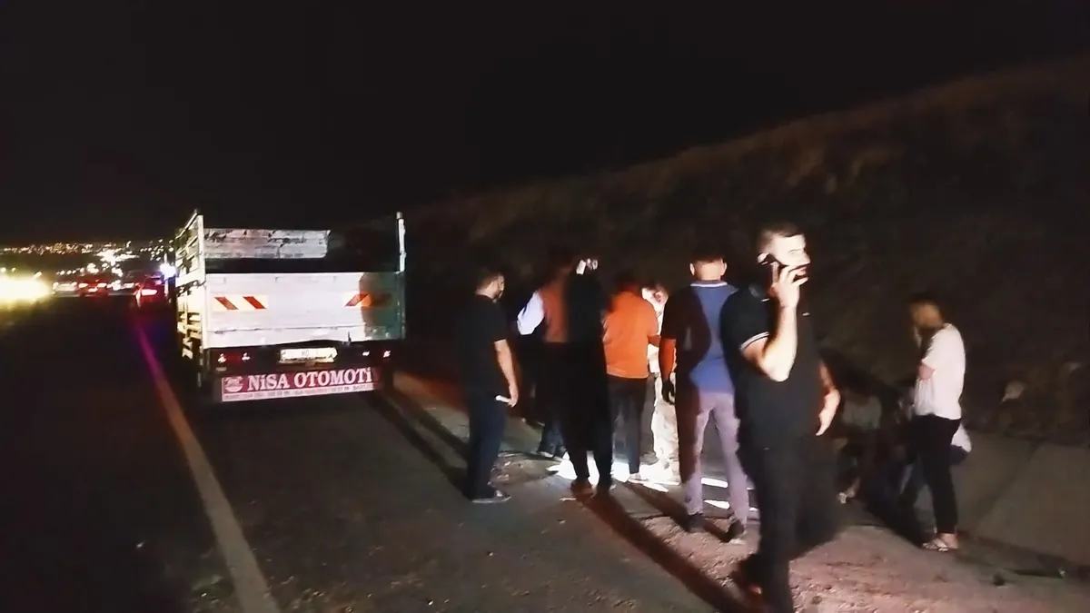 Gündemden Son Bilgiler: Analiz | Tır ile kamyonet çarpıştı, 5'i çocuk 8 kişi yaralandı: İşte Ayrıntılar ve Mer