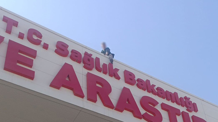Hatay'da ilginç ikna yöntemi! Çatıdaki şahsı "Karpuz keselim gel" diyerek indirdiler (Detaylar) - Son Dakika B